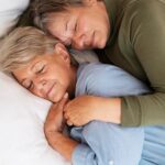 Обнимашки с бабушкой во сне: что значат?