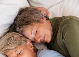 Обнимашки с бабушкой во сне: что значат?