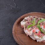 Вареный рулет из свинины в луковой шелухе