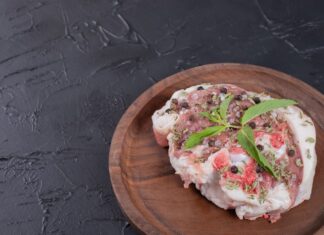 Вареный рулет из свинины в луковой шелухе