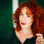 Прическа на одну сторону с кудрями