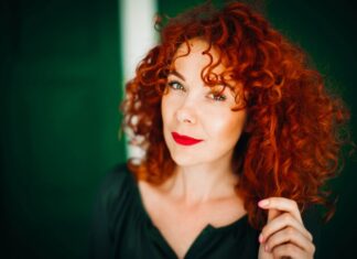 Прическа на одну сторону с кудрями