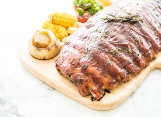 Свиная корейка на кости в духовке