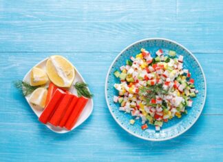 Как разнообразить салат с кальмарами