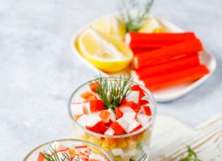 Салат с огурцом и крабовыми палочками