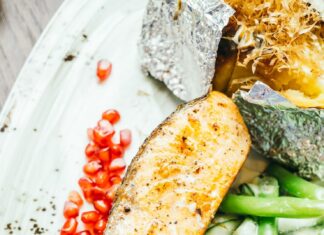 Запеченная красная рыба с овощами в духовке