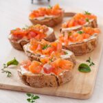 Бутерброды с красной рыбой и огурцом