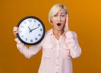 Часы показывают 00:00: значение времени