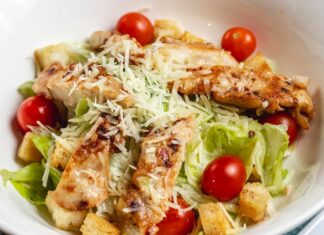 Салат с куриной грудкой и чипсами