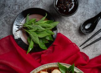 Говяжий суп с яичной лапшой