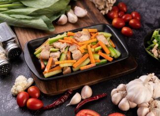 Курица с овощами в соусе терияки