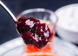 Вишневое варенье пятиминутка с косточками