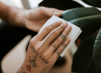 Татуировка розы на руке: значение и символ