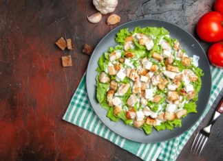 Салат с куриным филе и яйцами