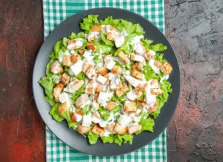 Легкий салат из вареной куриной грудки