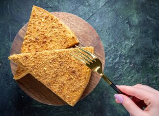 Торт из слоеного печенья «Ушки» без выпечки