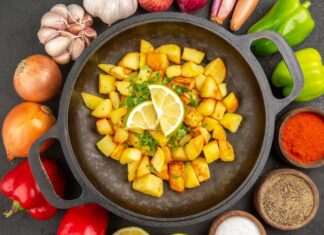 Тушеная картошка с морковью и луком