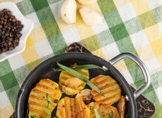 Жареная картошка со свининой на сковороде