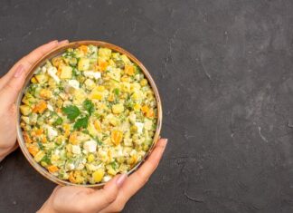 Салат с горошком и яйцом: простой рецепт