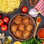 Тушеные фрикадельки на сковороде с подливкой