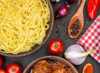 Тушеные фрикадельки на сковороде с подливкой