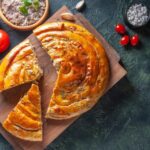 Пирог с мясом из слоеного теста