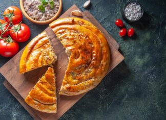 Пирог с мясом из слоеного теста