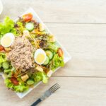 Салат с тунцом, яйцом и кукурузой