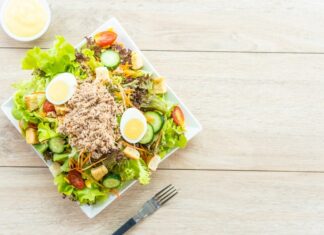 Салат с тунцом, яйцом и кукурузой