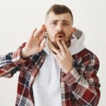 Левое ухо чешется внутри: примета для мужчин