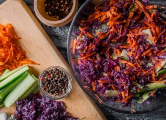 Корейский салат из говядины, соленых огурцов и моркови