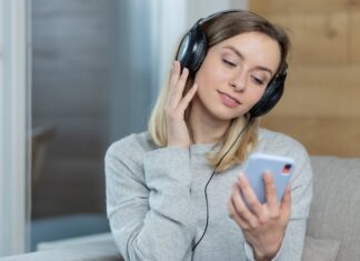 Как слушать музыку из ВК без интернета