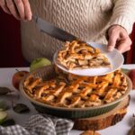 Яблочный пирог с корицей в духовке