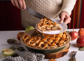 Яблочный пирог с корицей в духовке