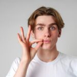 Чешется левая щека: народные приметы и причины