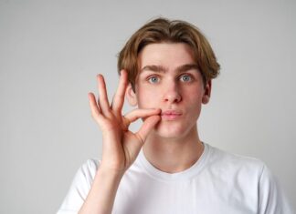 Чешется левая щека: народные приметы и причины