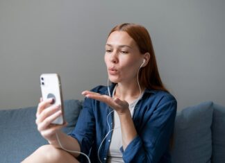 Отключение затухания экрана во время голосовых звонков