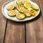 Кружочки кабачков с чесноком на сковороде