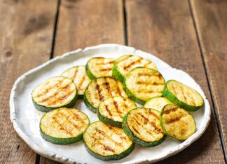 Кружочки кабачков с чесноком на сковороде