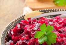 Салат со свеклой и черносливом