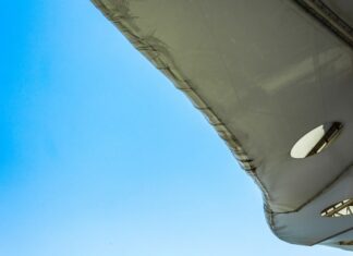 Военные самолеты в небе: загадка и красота