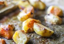 Запеченная в духовке отварная картошка