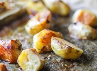 Запеченная в духовке отварная картошка