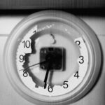 Часы показывают 01:01