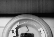 Часы показывают 01:01