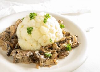 Мясо с шампиньонами и сметаной