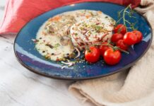 Салат с курицей и маринованными грибами