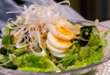 Салат с яйцом и белокочанной капустой