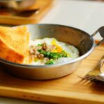 Хлеб с яйцом внутри на сковороде