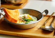 Хлеб с яйцом внутри на сковороде